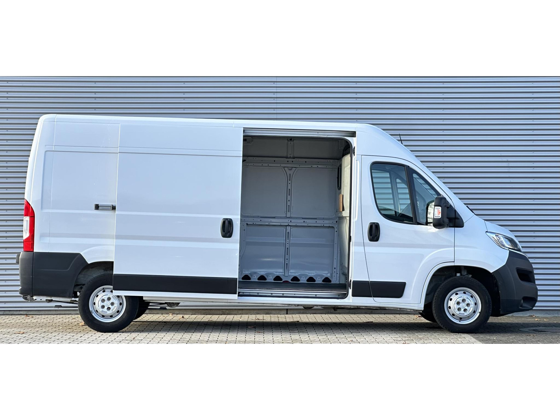 48642850-2.jpg