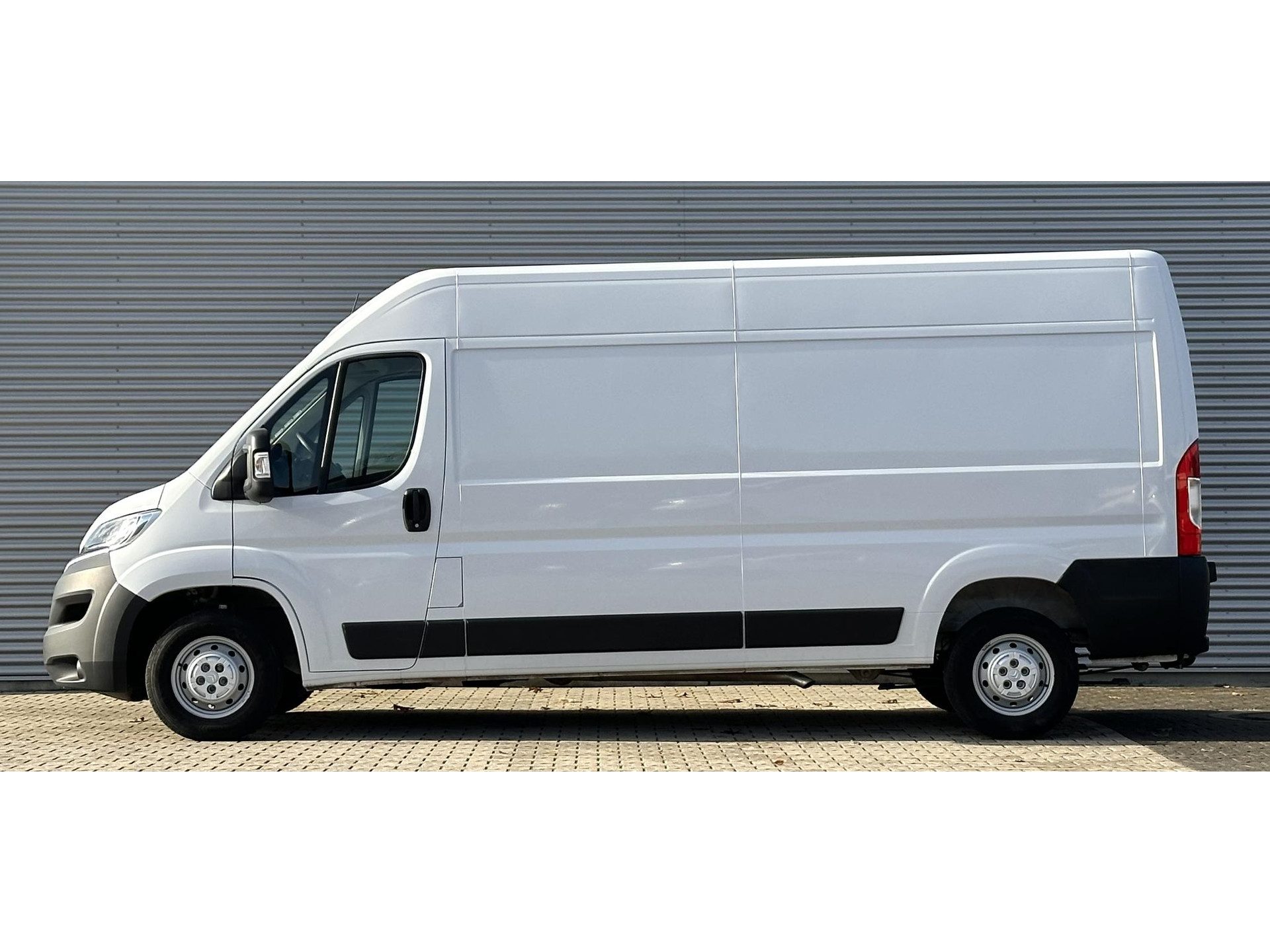 48642850-4.jpg