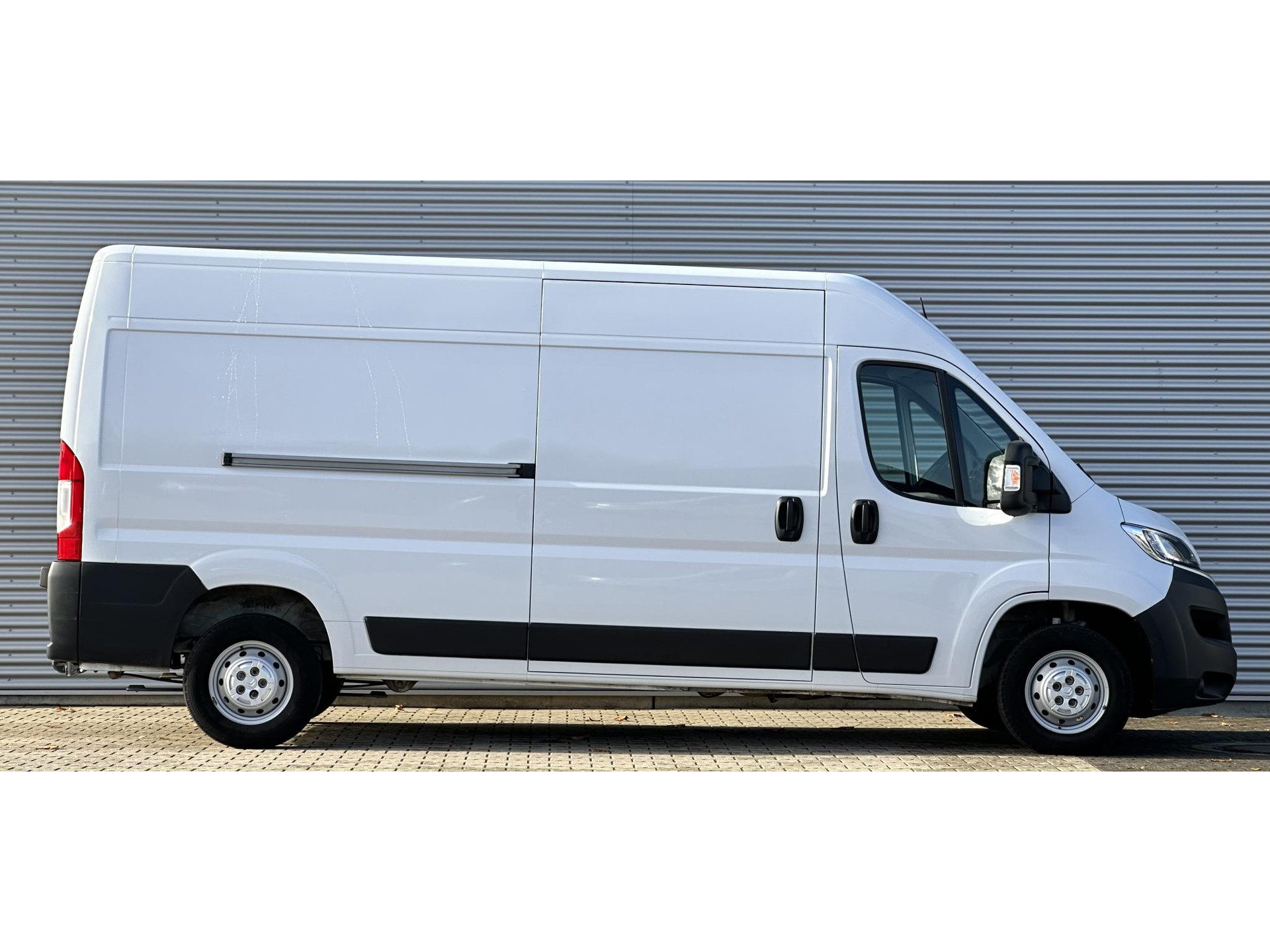 48642850-6.jpg